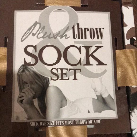 NIB Plush Throw & Sock Gift Set - Picture 2 of 6